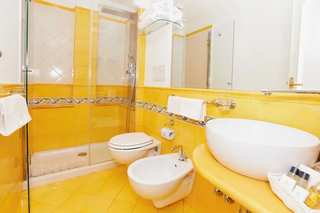 غرفة سوبيريور بسريرين منفصلين بإطلالة على البحر بشرفة، Hotel Conca d'Oro 10/10