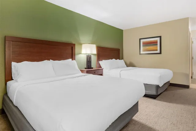 Room, 2 Queen Beds, Pool Side، Best Western Fairmont 6/8
