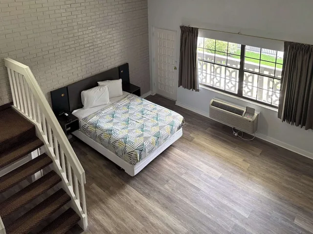 Suite, King Bed, Kitchen, Smoking, Studio6 Tallahassee, FL – North Monroe 2/5
