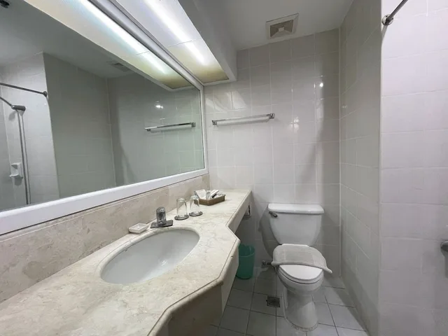 Deluxe, Golden Peak Hotel and Suites powered by Cocotel 8/10