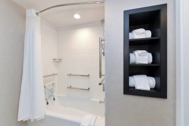 استوديو بسرير كينج مع أريكة لذوي الإعاقة، Residence Inn by Marriott Visalia 1/1
