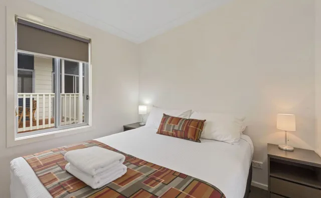 2 Bedrooms, Deluxe, Cabin, King and Queen Bed, Discovery Parks - Adelaide Beachfront 2/4