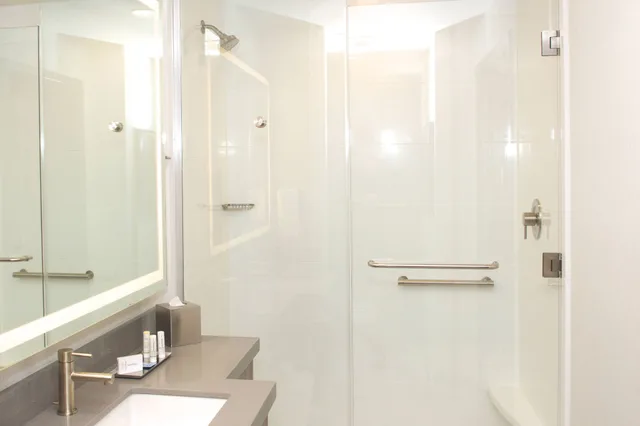 جناح بسريرين كوين مع أريكة لذوي الإعاقة، Springhill Suites Bend 4/5