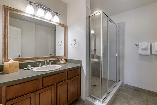 جناح ديلوكس بسريرين مزدوجين وسرير كينج بغرفتي نوم مع أريكة، Hilton Vacation Club St. Augustine 5/6
