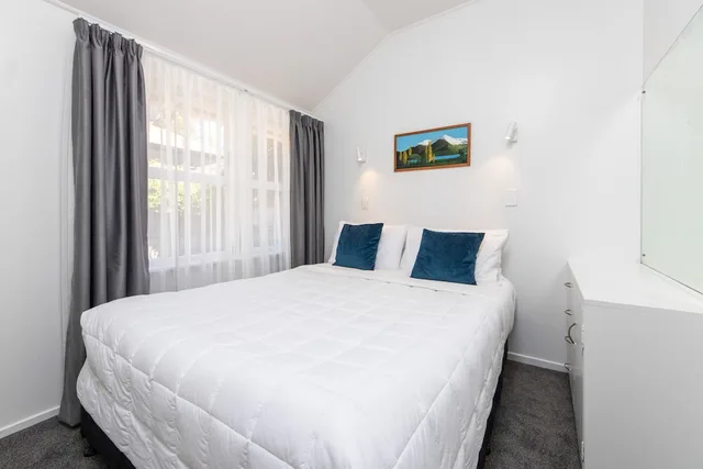 جناح كومفورت بسرير كوين بإطلالة على الفناء بغرفة نوم واحدة مع أريكة بمطبخ، Aarangi Motel 1/5
