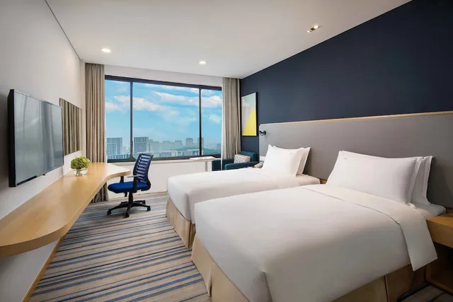 غرفة قياسية بسريرين مزدوجين بإطلالة على المدينة، HOLIDAY INN WUXI TAIHU NEW CITY 1/3