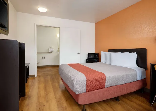 غرفة قياسية بسرير مزدوج، Motel6 Camarillo, CA 3/10