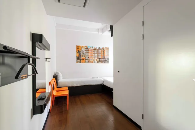 غرفة عائلية ثلاثية بسرير مزدوج لذوي الإعاقة، easyHotel Amsterdam City Centre 5/10