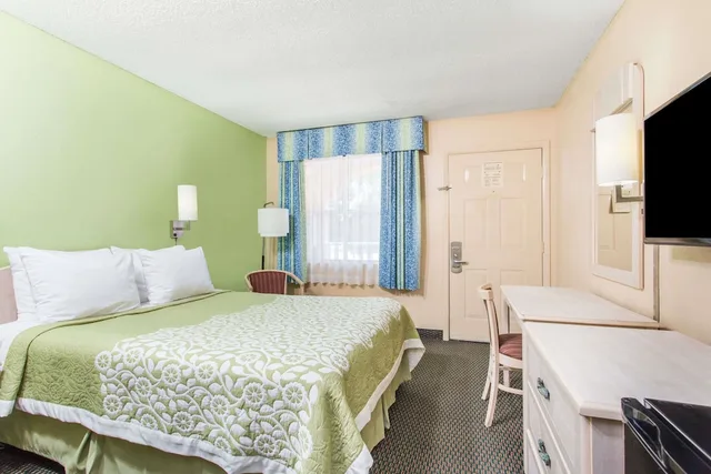 غرفة بسرير كوين بحوض استحمام لذوي الإعاقة، Days Inn by Wyndham Bradenton I-75 1/10