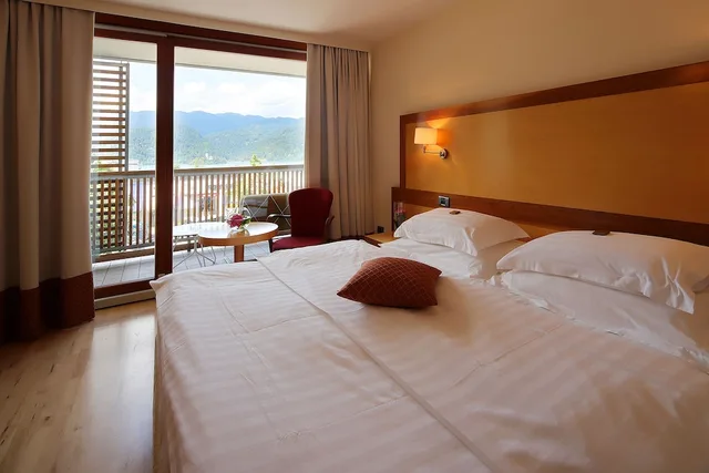 غرفة بسرير مزدوج بإطلالة على البحيرة بشرفة، Hotel Lovec 1/3