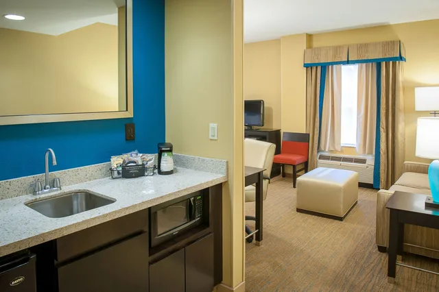جناح استوديو بسرير كينج مع أريكة، Hampton Inn Suites St Petersburg Downtown 7/7