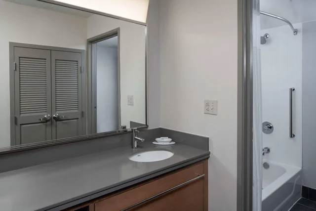 جناح بسرير كينج بإطلالة على الفناء بغرفة نوم واحدة مع أريكة لذوي الإعاقة، Courtyard New Orleans Covington Mandeville 3/4