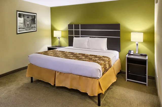 غرفة بسرير كوين لذوي الإعاقة، Country Hearth Inn Knightdale Raleigh 1/5