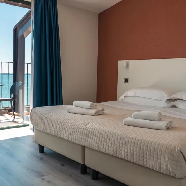 غرفة ديلوكس بسرير مزدوج أو سريرين منفصلين بإطلالة على البحيرة، AHG Riva del Sole Wellness Hotel 5/10