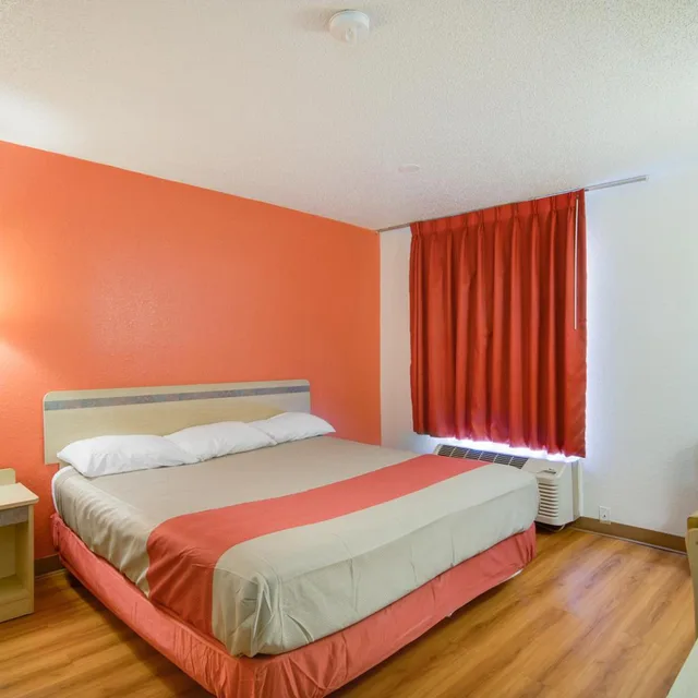 غرفة بسرير كوين للمدخنين لذوي الإعاقة، Motel6 Waukegan, IL 3/10