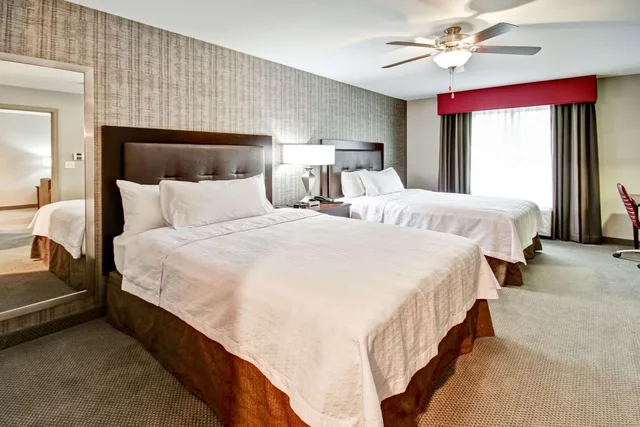 جناح بسريرين كوين بغرفة نوم واحدة مع أريكة، HOMEWOOD SUITES BY HILTON BRIDGEWATER/BRANCHBURG 1/2