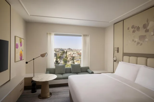 غرفة متصلة عائلية بسرير كينج وسريرين مزدوجين، Signia by Hilton Amman 2/7