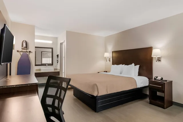 غرفة بسرير كينج، Quality Inn & Suites Near Six Flags and Medical Center 2/10