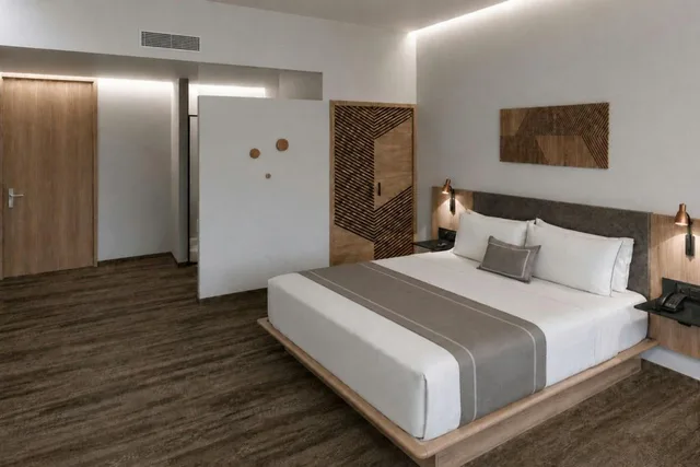 Guest Room, Executive, King Bed, City View, Club Floor، City Express Plus by Marriott San Luis Potosi 2/2