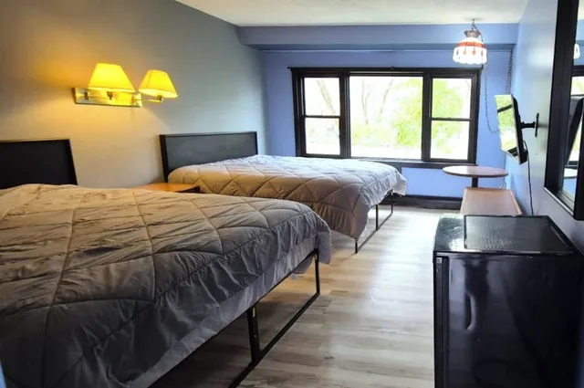 غرفة بسريرين كوين، Capital O Swan Inn Comstock Park 3/7
