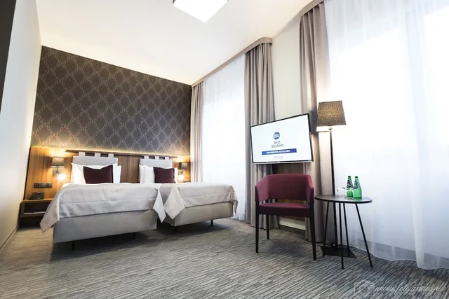 غرفة قياسية بسريرين منفصلين مع أريكة، Best Western Hotel Mariacki 2/7