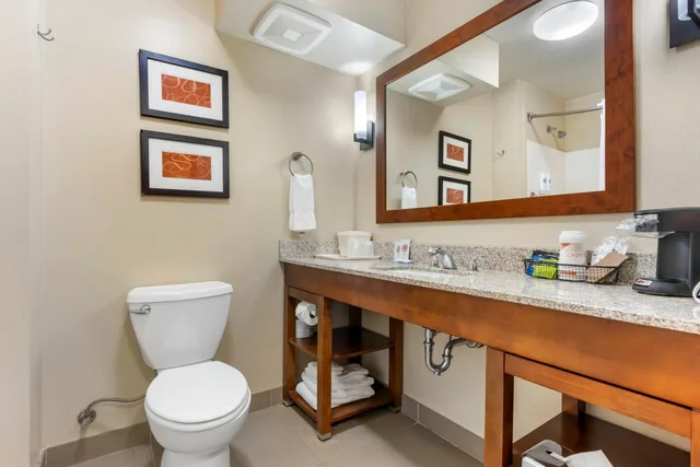 جناح بسرير كوين مع أريكة، Comfort Suites Redding - Shasta Lake 5/6
