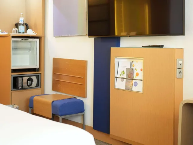 غرفة سوبيريور بسريرين منفصلين مع أريكة، Novotel Tunis 7/8