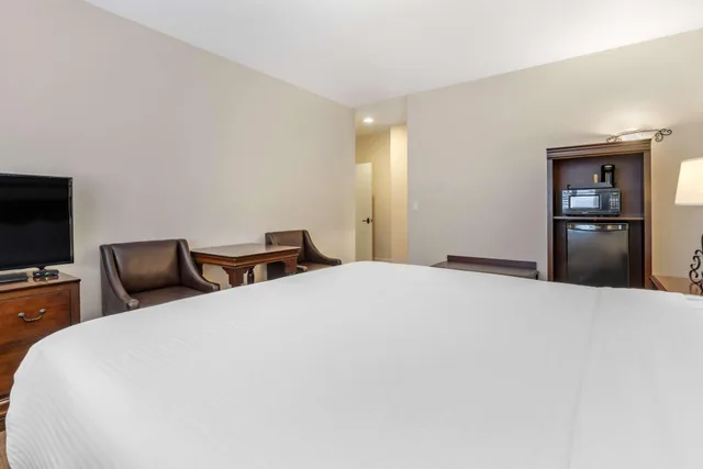 2 Bedrooms, Suite, King and Queen Bed, 1.5 Bathrooms، Best Western Rose Garden Inn 3/8