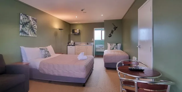 استوديو بسرير كوين وسرير فردي مع أريكة، Canoe Safaris Lodge 4/5