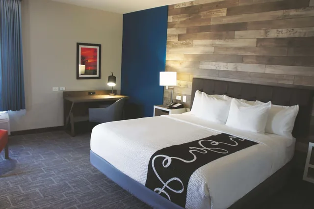 غرفة بسرير كينج بإطلالة على المدينة، La Quinta Inn Suites By Wyndham Pittsburg 1/7