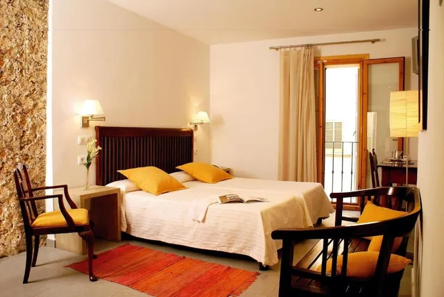 غرفة قياسية بسريرين منفصلين بإطلالة على المدينة، L Hostal 1/10