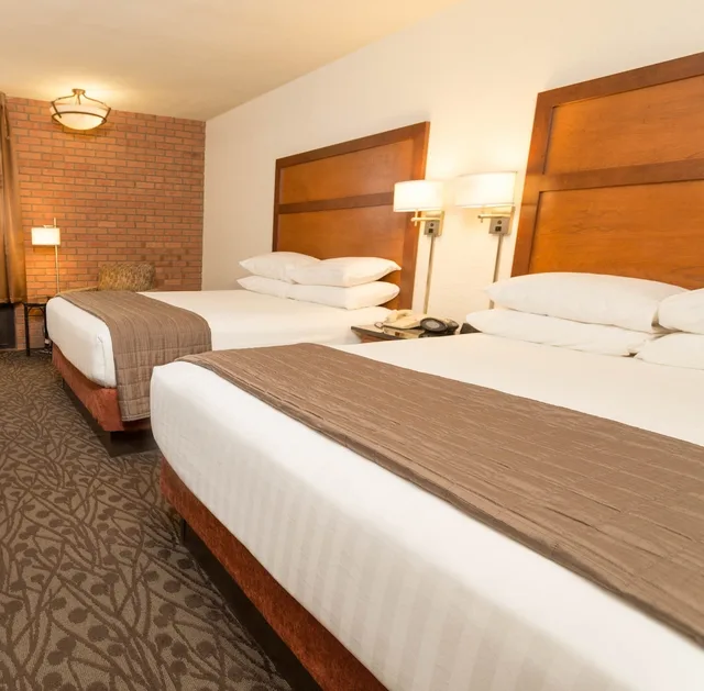 جناح بسريرين كوين بغرفتين مع أريكة في طابق مرتفع، Drury Inn and Suites Frankenmuth 1/5