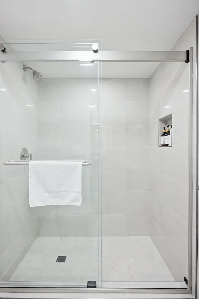 غرفة ديلوكس بسرير كينج بإطلالة جزئية على البحر، 456 Embarcadero Inn Suites 4/6