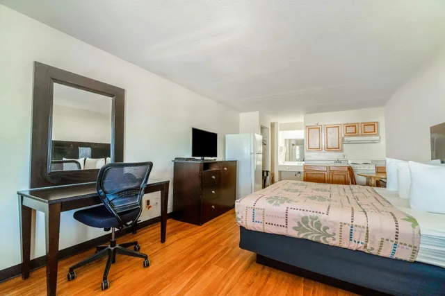 غرفة بسرير كينج بمطبخ صغير، Executive Inn Port Lavaca by OYO 1/3