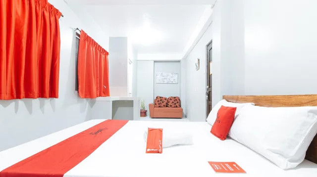 غرفة ديلوكس ثلاثية، RedDoorz Near Mall of Asia (RedDoorz Near Pasay Rotonda) 4/10