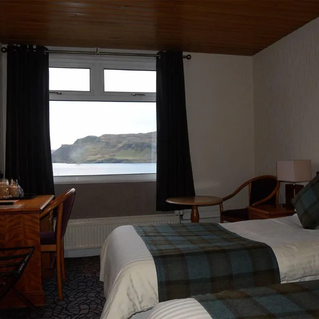 غرفة بسريرين منفصلين بإطلالة على البحر، The Royal Hotel, Portree 5/9