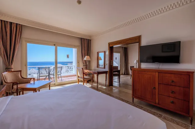 جناح بسرير فردي بإطلالة على البحر بشرفة بغرفة نوم واحدة، Continental Plaza Beach Resort 4/8