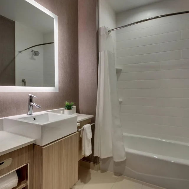جناح بسريرين كوين مع سرير سحّاب إضافي مع أريكة لذوي الإعاقة، SpringHill Suites by Marriott Gulfport I-10 3/4