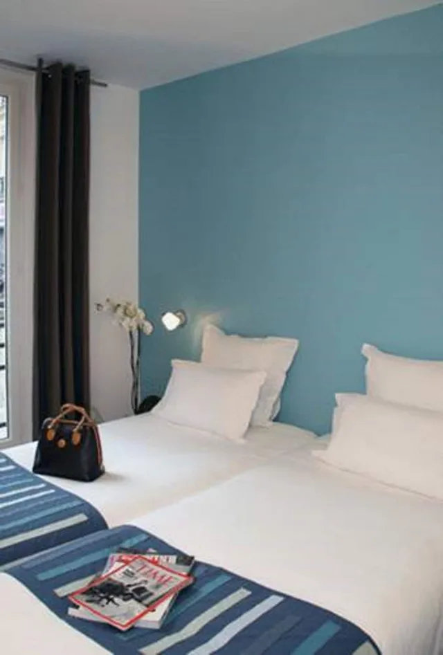 Adjoining, Double and Twin Beds، Hotel Marais De Launay 1/9