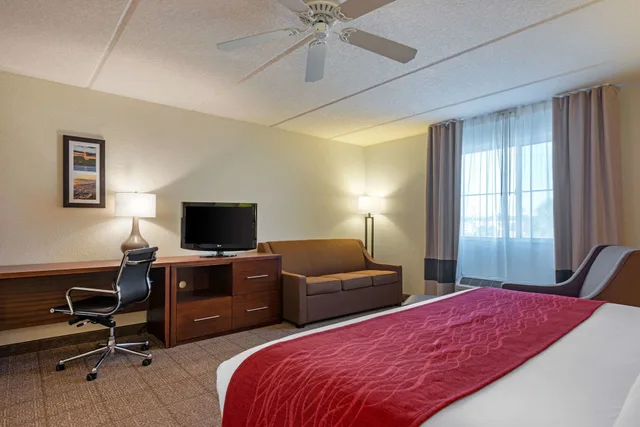 غرفة بسرير كينج مع أريكة بحوض جاكوزي، Comfort Inn Kissimmee Lake Buena Vista South 8/10