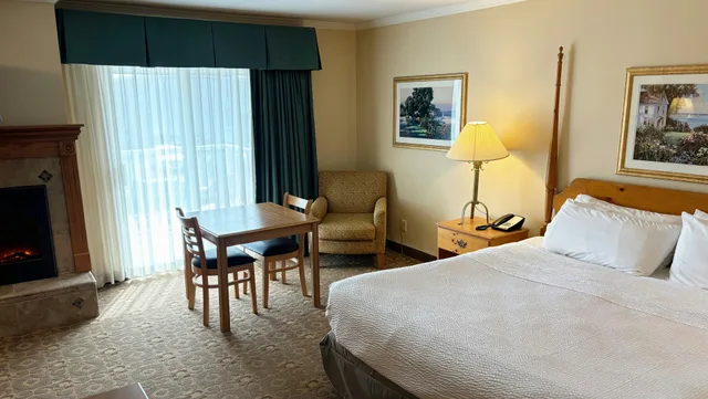 جناح تنفيذي بسرير كينج بحوض جاكوزي، Magnuson Grand Pioneer Inn And Suites 1/6