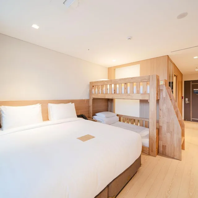 Pine, Tree, Deluxe, Family, Twin Beds, 4 Double Beds, Lake or Lake View, Hot Tub، SkyBay Hotel Gyeongpo 2/8