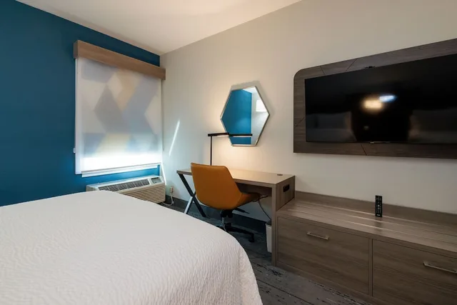 Standard, Holiday Inn Express Hotel Suites Berkeley 4/8