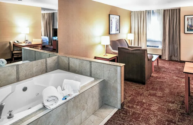 جناح تنفيذي بسرير كينج مع أريكة بحوض جاكوزي، Crystal Inn Hotel & Suites Midvalley 3/4