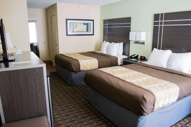 Hai, 2 Queen Beds, Best Western Coachlight 1/3