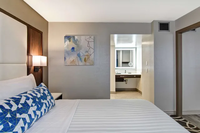 Lifestyle, Suite, Queen Bed, Sofa, Accessible، The Park Hotel London 2/10