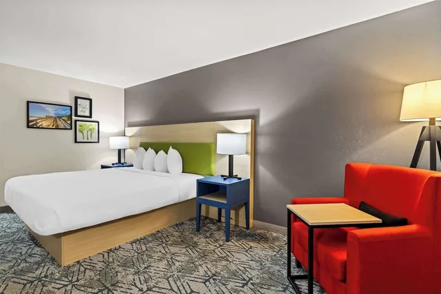 Room, King Bed, Country Inn Suites By Radisson Savannah I 95 North Ga 4/20