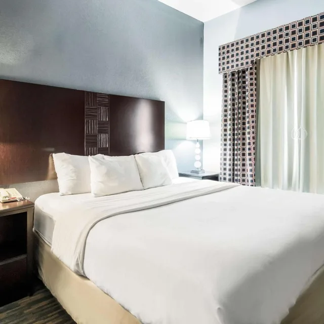 غرفة بسرير كينج بجاكوزي، Baymont by Wyndham Mineral Wells 5/10