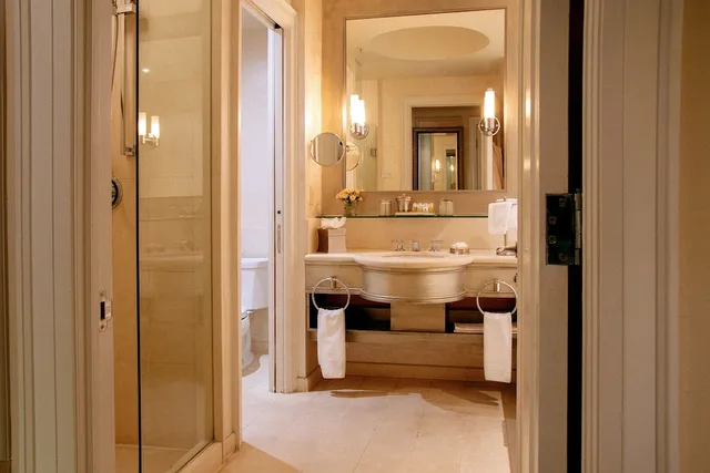 جناح جونيور بسريرين كوين، Windsor Arms Hotel 5/5