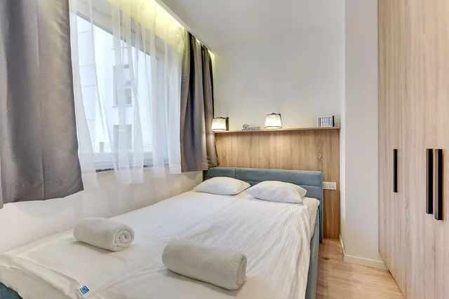 شقة ديلوكس بسرير مزدوج بشرفة بغرفة نوم واحدة مع أريكة، Apartinfo Angielska Grobla Apartments 2/5